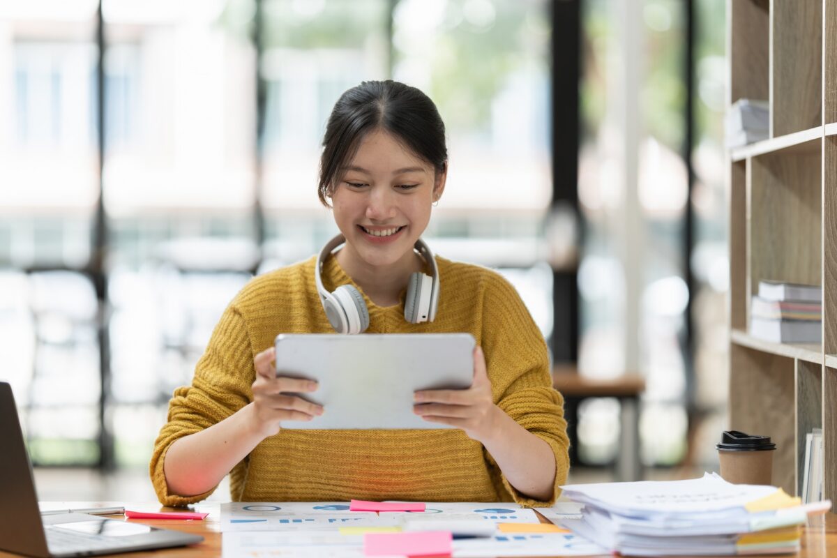 Smart asian business woman smiling at office space. real estate, lawyer, non-profit, marketing